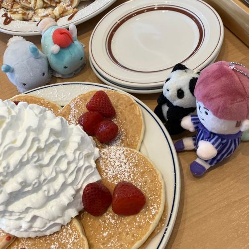 みぞれちゃんたちに　あって　もりもりぱんけーきを　たべたよ〜🥞✨
おいしかったけど　もりもりすぎて　うちのひと　たべきるの　たいへんそうだったよ💦
