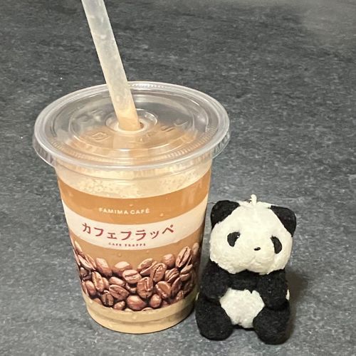 おはよう〜　かふぇふらっぺ　かってもらったよ〜🧋
さいきん　うちのひと　ふわもこ　あんまり　みられてないし　しらすの　しゃしんも　とれてないの　もうしわけないって💦けど　おちついたら　しらすたちの　さつえいかい　するって！　たのしみだな〜🐼