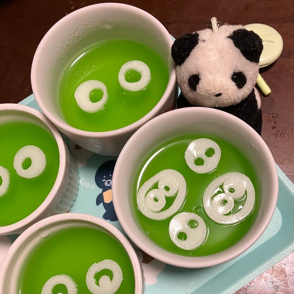 あまってた　かきごおり　しろっぷで　みんなで　ぷよぷよ　ぜりー　つくったよ！
おめめ　つくるの　むずかしかったけど　たのしくて　おいしかったよ〜✨
