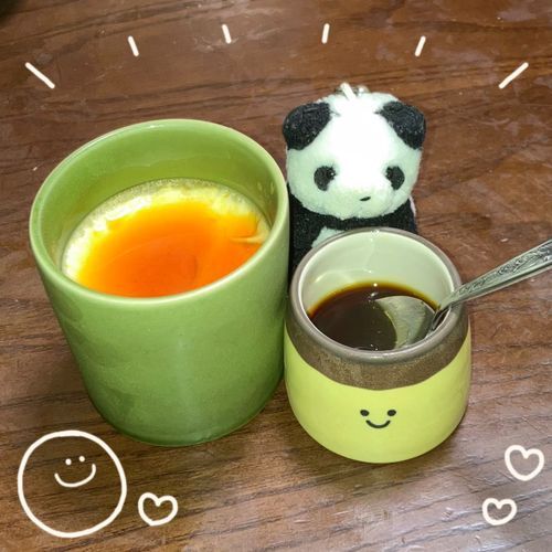 きょうの　おやつ　てづくり　ぷりん🍮　だよ〜！　からめるそーすは　せりあで　みつけた　ぷりんさんの　いれものに　いれたよ✨
ちょっと　くしゃっと　しちゃったけど　あじは　おいしかったよ〜🍮💕