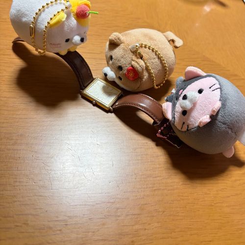 ‪🤎これ何時かな…？
‎🤍どれどれ！
🖤いい背もたれや〜