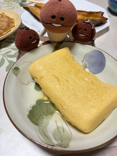 なめこ族はだし巻き卵に夢中…
（飼い主▶︎味噌汁には、なめこが入っているから内緒…🤐）