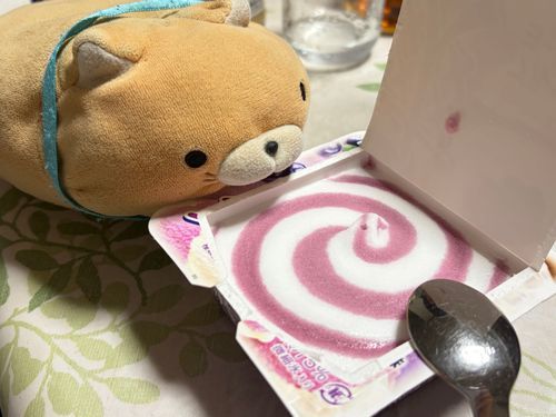 このアイス、目が回るにゃ~
