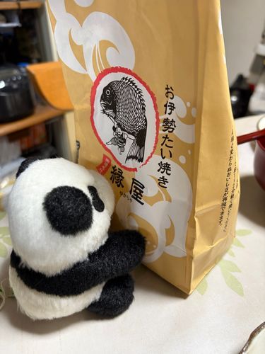 🐼じー…👀
👤距離近い近い…