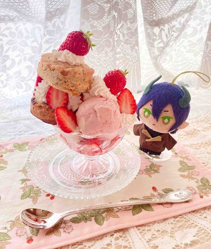スコーン丸ごと🍓いちごサンデー🍓