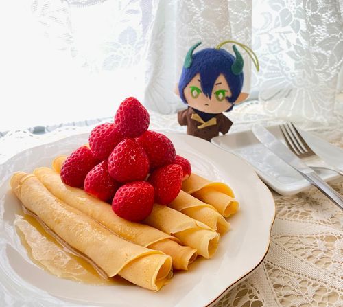薄焼きパンケーキにいちごとメープルバターをたっぷり
