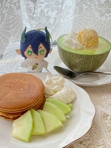 メロンとアイスとパンケーキ。何から食べる？