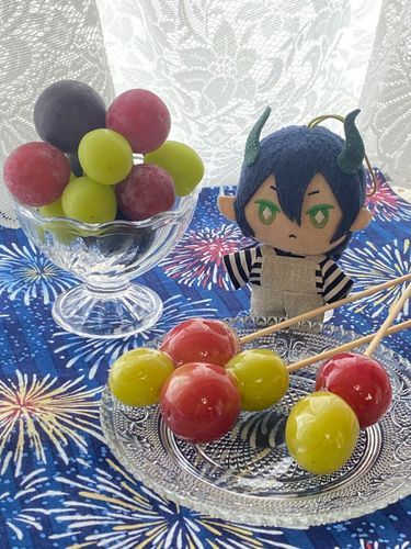 キラキラの飴をかけて、宝石みたいなフルーツをどうぞ