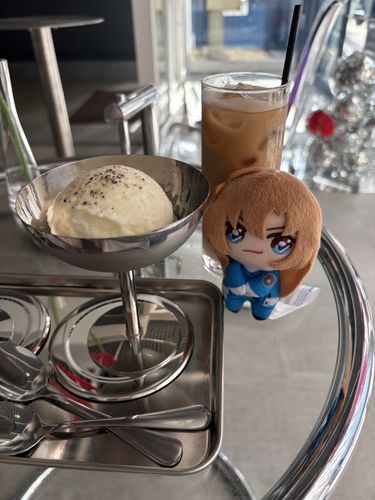 新しくできたカフェに千速さんと🍨

