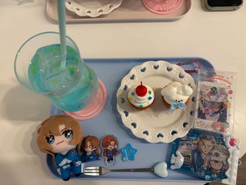 推しの色のジュースとカップケーキ🧁