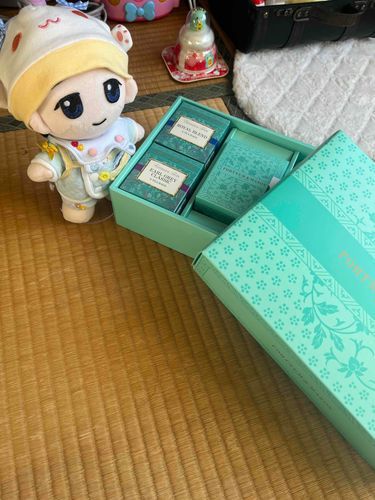 おかーしゃんが「かいしゃ」でもらってきたの！
「ふぉーとなむめいそん」……！
よくわからないけど、綺麗な色の「はこ」なの！