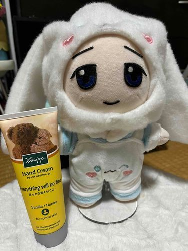 さいきん、おかーしゃんの「おてて」から「あまいにおい」がしてて「ふしぎ」だったの！
でも、「なぞ」がとけたの！
この「はんどくりーむ」つけてたから「あまいにおい」がするんだって❣️
ぼくにもつけてって「おねがい」したら、「だめ」っていわれたの☹️
ぼくも「あまいにおい」になりたいよぉ！