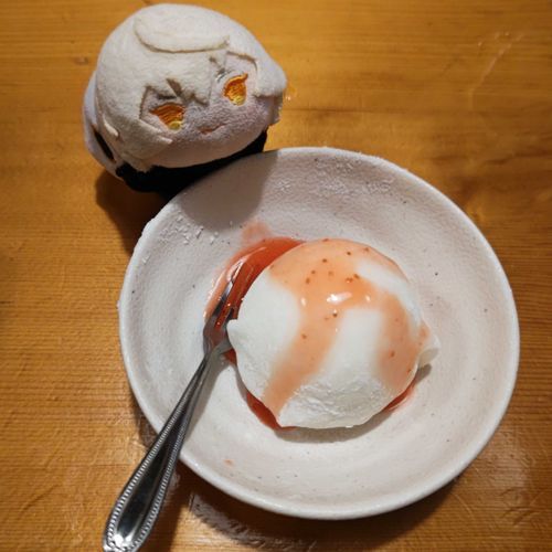 やあやあ、もちひげだよ。
きのうはね、おさけのみにいったあうじと、もちもちのあいすをたべたよ。
このもちもち、ぼくのもちりといいしょうぶだよ。