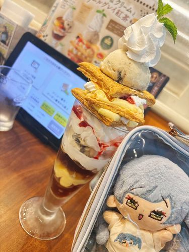 ジョナサンのとんでも美味しいパフェで昨今の情勢に配慮したコラ画像をお試しなの！
同じ場所で撮っているからライトの色が同じなの！