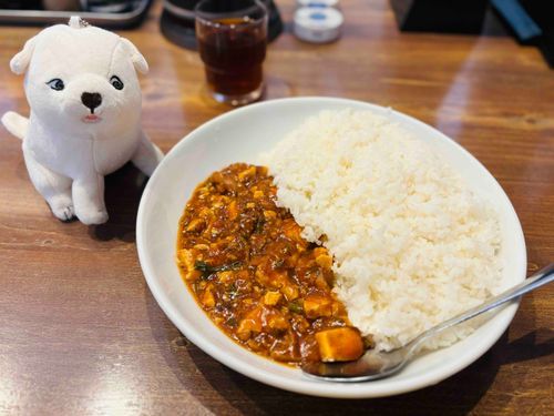 陳麻飯を見つめるいぬ