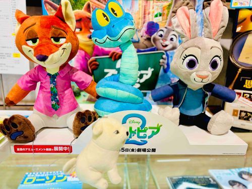 ズートピア2のタイトルロゴを見つめるいぬ
