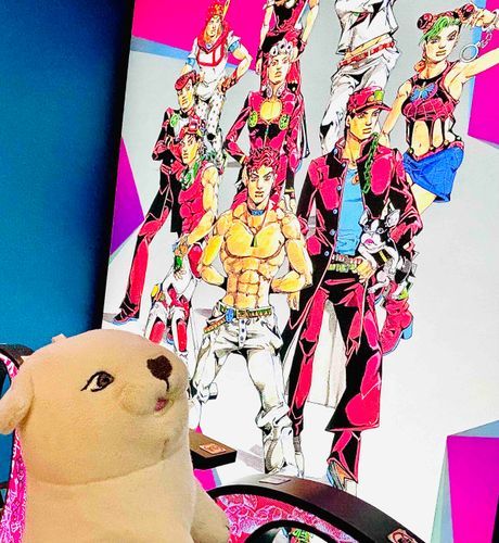ジョジョワールドの入り口にあるイラストを見つめるゥゥいぬッ