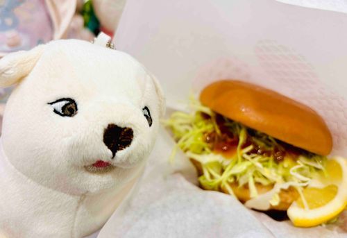 和風旨だれのとり竜田バーガーを見つめるいぬ