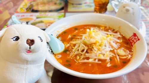 辛味噌ラーメンを見つめるいぬと、笑顔で見守るいぬ