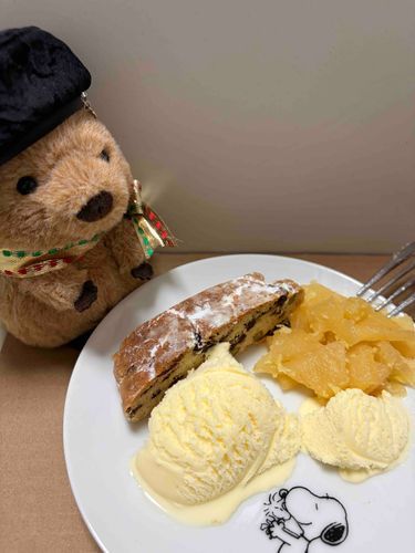 またシュトーレン食べてる…