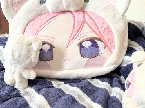 🌸わちのでっかいおかおバッグ届いたでぇ- ̗̀📦 ̖́-
ほんまにデカいのぉ꒪꒫꒪)✨️

🐱でっかいこはぬさんだなぁ⭐️
抱きっ(*>ω<)ᕷ*.°

🌸うわぁーーーっ💦
何してんねん！？

🐱こはぬさん嫉妬かぁ(〃`𓎟´〃)？𐤔𐤔𐤔