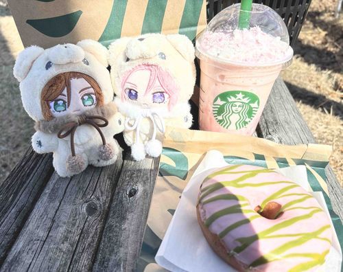 🌸「桜咲くよ 白桃フラペチーノ」と「桜抹茶ドーナツ🍩」やてᕷ*.°
スタバの新作やჱ̒⸝⸝> ·̫ <⸝⸝ᐡ➿⭐️︎⸝⋆

🐱フラペチーノはこはぬさん、ドーナツ🍩は俺らみたいな色合いでいいなぁ⭐️
