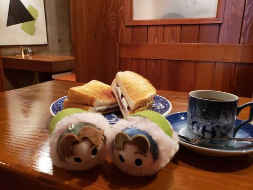 ぬいと隠れ家的カフェに行きました。小倉トースト(ホイップ追加)とコーヒー。美味しかったです✌️