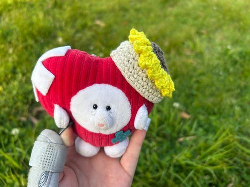 ヒトのママがつくってくださいました。
ヒマワリのおぼうしです。イソギンチャクではありませんよ。