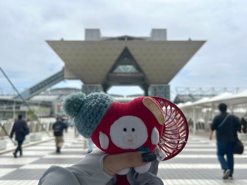 秋ぶりのデザインフェスタ？につれてこられました。ヒトがたくさんいらっしゃいます。