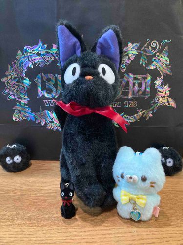 見てー、ジジのぬいぐるみとキンホルダーだよ