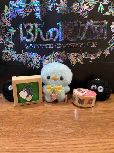 次は中トトロと小トトロのピンバッジと魔女のテープなの(名前が分からん)