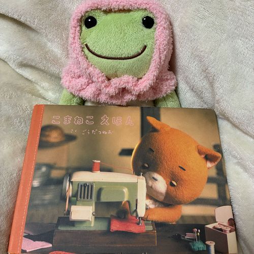 こねこのこまちゃんが、自分で作ったお人形を使って映画を撮ってみる話ケロ！この作品は人形アニメーションをもとに絵本として構成編集したものだったみたいケロね。
こまちゃんが一生懸命に取り組む姿を見て、じんわりきたケロ。何かを成し遂げようとする姿は素敵ケロね。
ちゃーんと物語の終わりには撮った映画の内容も描かれているケロよ！こういうちょっとしたおまけが嬉しいケロよね。

こまねこえほん
作・ごうだつねお