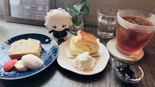 閑静な住宅街にあるカフェへ。
どっちか貰えると思って、心なしかルンルンなｸｽﾞﾊさん。
