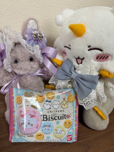 💜🐰おはようなの。今朝のお散歩でコンビニさんに寄ったら、ちいちゃんのビスケットが売ってたの。缶バッジは何が出るかなぁ？