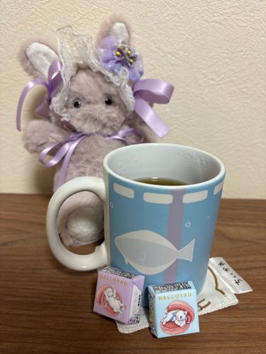 💜🐰今日も暑かったから、つめたいミントティーを入れたの🌱チョコレートといっしょにいただいたら、もしかして…？🍫🌱