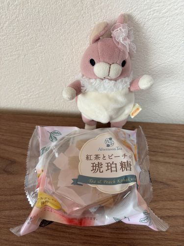🍑🐰きらきらなお菓子、琥珀糖。ピーチ味はわたしにぴったりね♪