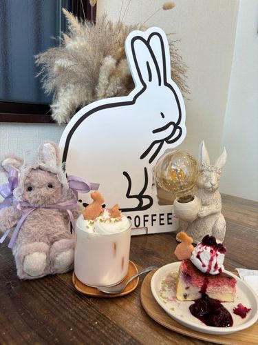 💜🐰お姉ちゃんとお出かけしたの♪うさぎさんラテにうさぎさんチーズケーキを食べてきたの🐇🐇