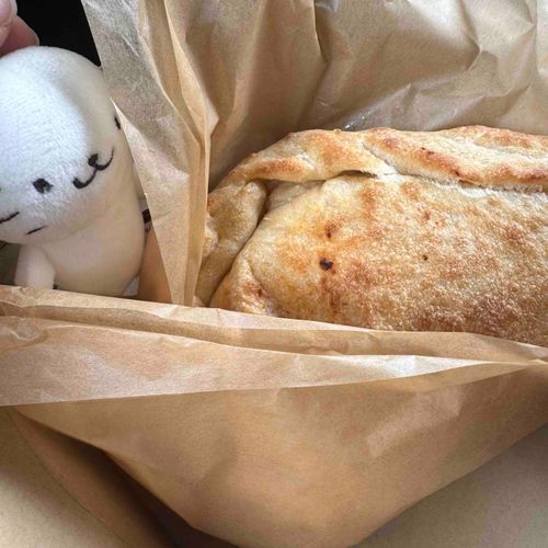包み紙の中は…カルツォーネだ！✨