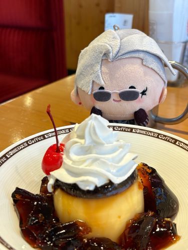 んまちょも：号して山鳥毛。美味しいものが好きだ。初めての食べ物は名古屋で有名な喫茶店のコーヒーゼリーとプリンのデザート。美味だった。
