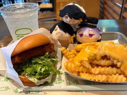 清麿：去年も来たね。
も長曽祢：主はここのハンバーガー🍔が大好きだな。
ミ長曽祢：いただくとしようか。