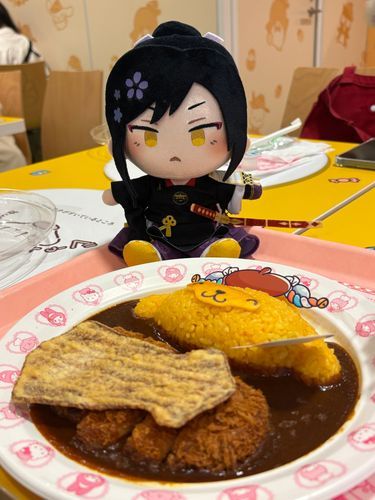 たろうたち：…カレーですか？イカ煎餅も載ってますね。カツカレー？主の好物ですね。