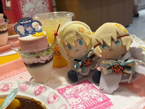 ゆび：コラボフードとゆうやつだ。主、くれ！
ミニぱく：主、俺もほしい。あと…カツカレーも…
