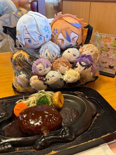 物吉:静岡で有名なはんばーぐを食べられて幸運でしたね☺️
松井:僕たちはカバンから出してもらえなかったけどね。
お伴長義:しっかりピン刺ししたよ。また行きたいね。