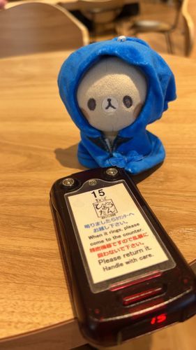 おきにいりのふくきて　らーめんやさん🍜　
ちぷみは　ぎょうざひとつしか　もらえなかった。