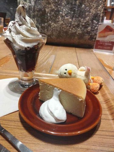 拙者はひよ三郎……
今日はご主人にチーズケーキをすこし分けてもらったござるぴよ
クリームがおいしい味だったござるぴよ
甘味好きのかもすけ殿には悪いことをしたござるぴよ……