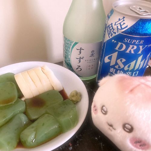 べびちゃん、いたわさと刺身こんにゃくだよ。
まだ赤ちゃんだけど、酒飲みの血が騒いでいるような顔をしているね。