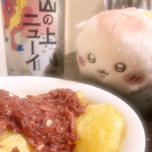 くりちゃん、主のﾏﾏが作ってくれたコンビーフフライドポテトとクラフトビールだよ
すごく狙っているね