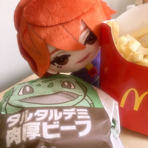 ハンバーガーたべる！
村雨さん達と遊んだこと思い出すねー
またみんなと遊びたいな
