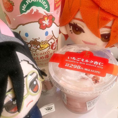 美味しそうないちご杏仁といちごラテ！いただきまーす

👓:ふざけるなマヌケ。先に食べるのは私だ
