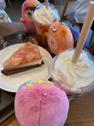 🍑桃ペチーノ！ 美味しそうだにゃ🤤
🌙((ｹｰｷ ｹｰｷ ｹｰｷ ｹｰｷ ｹｰｷ ｹｰｷ ｹｰｷ ｹｰｷ…))
🍑ﾓ゛ｯ……
((ﾕｯﾋﾟｨも連れてきた方が良かったかな〜？))